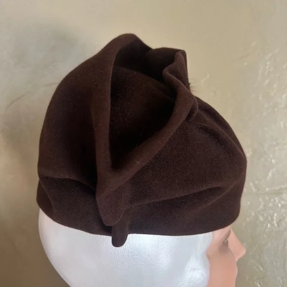 GLAMOROUS 1930s' BROWN HAT FOLDED & RUCHED AT TOP PLUS MINK TRIM